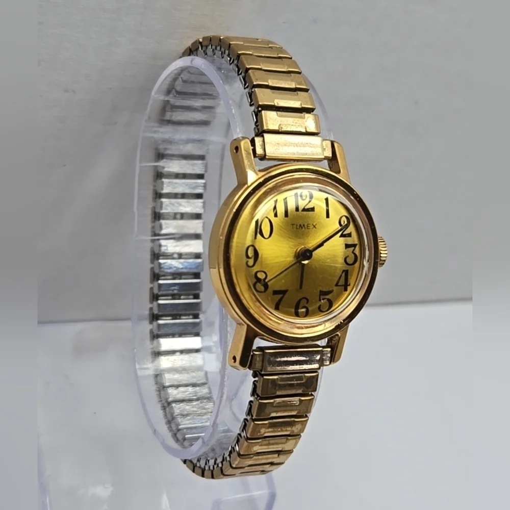 Womens Vintage Timex Petite Watch 25mm Gold Tone Retro Dial Manual Wind Runs